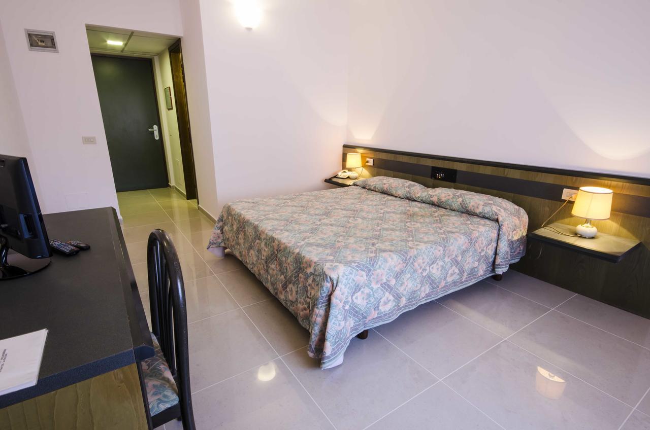 Torre Del Sole Hotel ตาร์กวิเนีย ภายนอก รูปภาพ