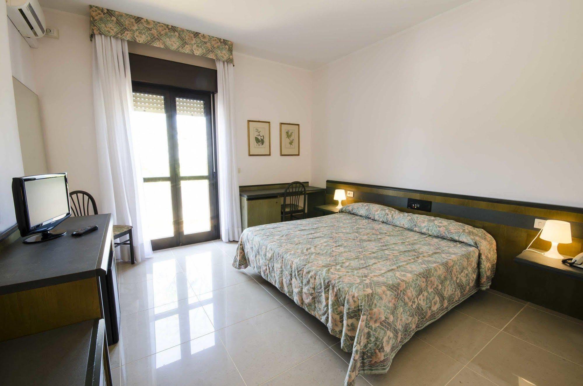Torre Del Sole Hotel ตาร์กวิเนีย ภายนอก รูปภาพ